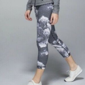 Lululemon Cloud Dot Capri Legging size 4